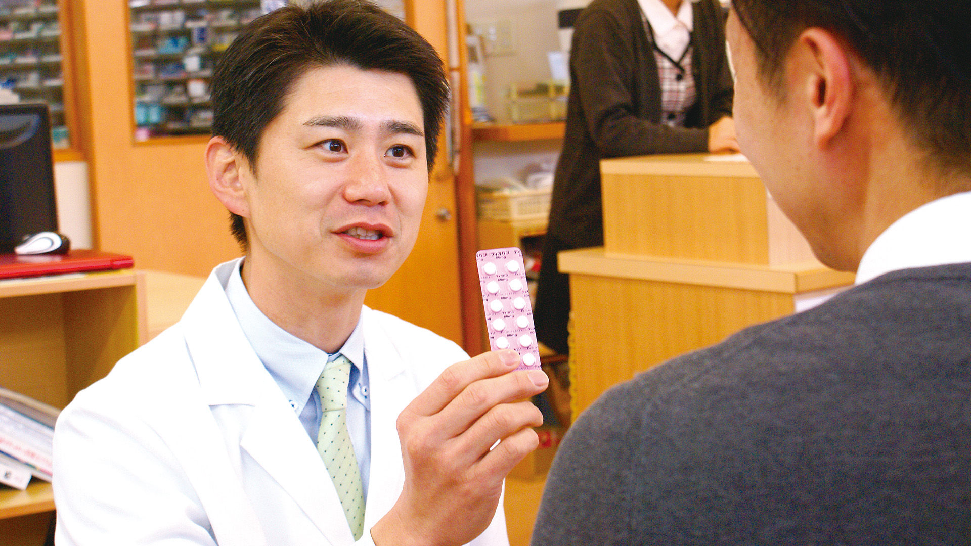 社長が薬の説明をしている写真